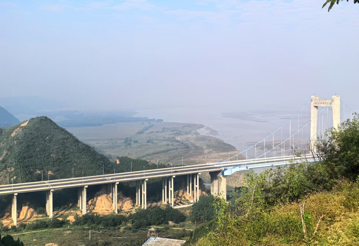 Britishcoverage's tweet image. 《The book of changes》states, "All things are accomplished through circuitous means without omission," 
Standing at the boundary marker between the middle and lower reaches of the Yellow River in Xingyang City, I gain a deeper understanding of the meaning of this statement.