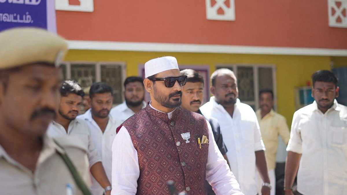 syedibrahimbabl's tweet photo. #திருவாரூர் மாவட்டம்,  #முத்துப்பேட்டை காவல் நிலையத்தில் @arivalayam  அரசு என் மீது போட்ட பொய் வழக்கிற்காக ஆஜராகி முதல் ந���ள் கையெழுத்திட்டேன், 
 பாஜக மாவட்ட பொதுச் செயலாளர் திரு செல்வம் உள்ளிட்ட ஏராளமான நிர்வாகிகள் உடன் இருந்தனர், திருமாவளவனையும், வேல்முருகனையும், ஜவாஹிருல்லாவையும் கைது செய்ய முடியாத காவல்துறை தேசத்தின் வளர்ச்சிக்காகவும், மத நல்லிணக்கத்திற்காக பாடுபடு��் பாஜக தலைவர்களை மட்டும் கைது செய்வது  ஜனநாயகத்திற்கு எதிரான செயல் என்பதை தமிழக மக்கள் விரைவில் புரிய வைப்பார்கள்.
@BJP4TamilNadu @NainarBJP @MenonArvindBJP @annamalai_k