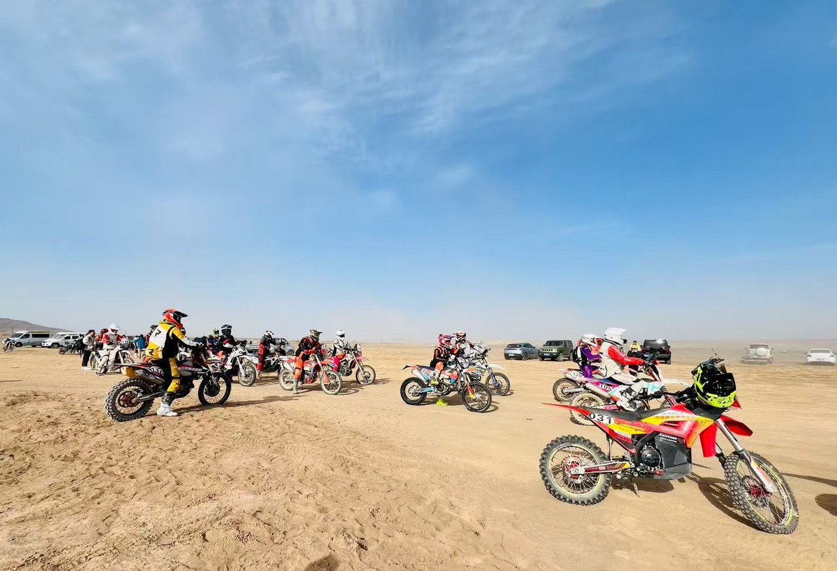 Anna19960925's tweet image. 摩托车拉力赛，车手们太酷了。Motorcycle rally, the drivers are so cool.
#摩托车#大美新疆#互