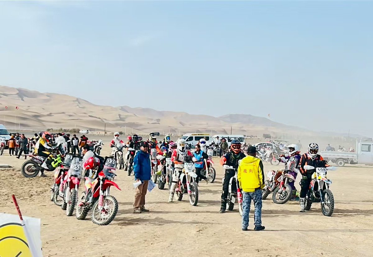 Anna19960925's tweet image. 摩托车拉力赛，车手们太酷了。Motorcycle rally, the drivers are so cool.
#摩托车#大美新疆#互