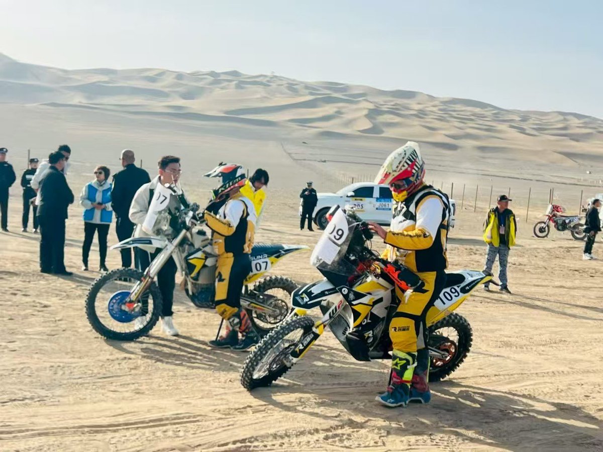 Anna19960925's tweet image. 摩托车拉力赛，车手们太酷了。Motorcycle rally, the drivers are so cool.
#摩托车#大美新疆#互