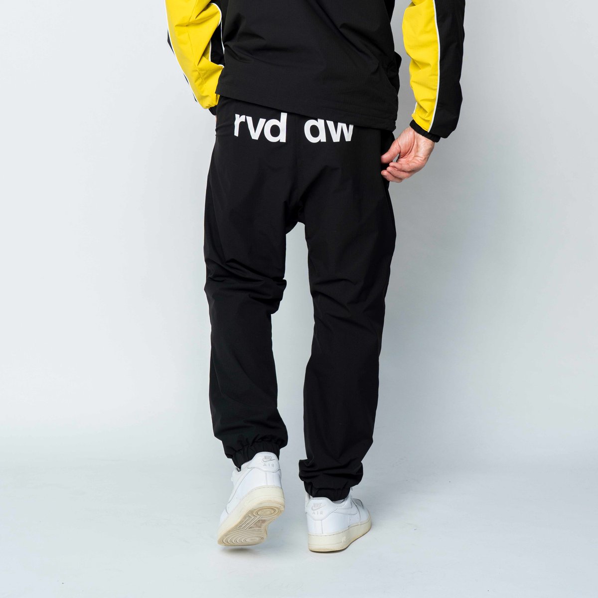 rvddw's tweet photo. 【NEW】「COLOR BLOCK BACKYARD PANTS」
昨年好評のBACKYARD PANTS が今季も登場。秋冬のトレーニング時に便利な裏起毛パンツ。動きやすさを重視したパターン設計。セットアップはもちろん単品でも使いやすいカラバリ。
https://t.co/It3EaSgg8n #rvddw https://t.co/QGebyLzyoM