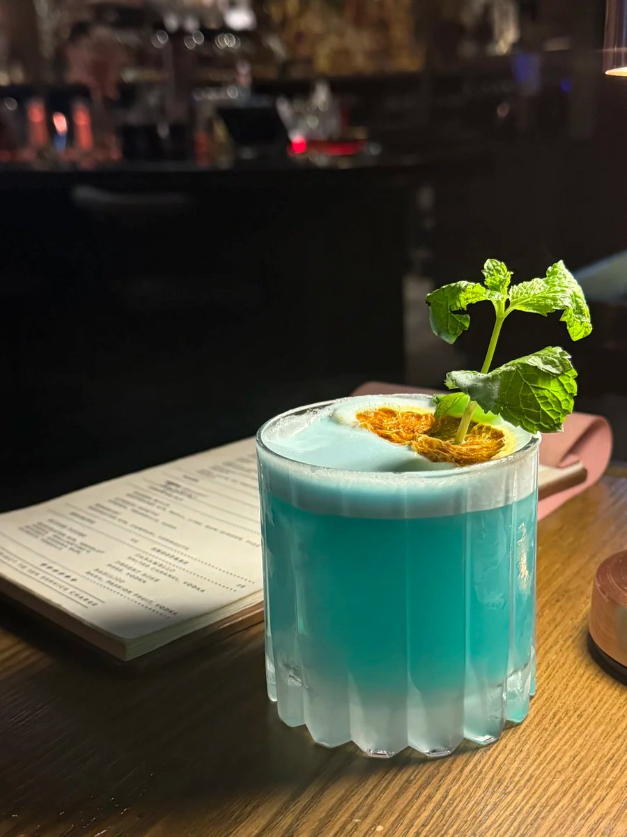 AmsdkO29971's tweet photo. Descending into this garden oasis bar in Central feels like discovering a secret - especially when their 48 HKD happy hour lasts all evening. #HiddenGems #HKNightlife https://t.co/5wa1clTb7G