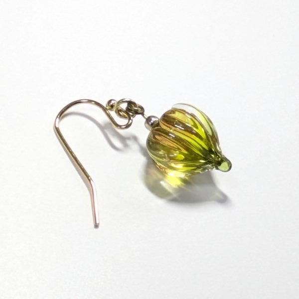 glassartaoitori's tweet photo. 本日、お昼すぎに、早速！
光の蕾　秋色ピアス、お求め頂いたご連絡頂きました。
お客様、PASSAGEbis!運営の皆様、
本当に有難うございます。
また追加も考えております。
右の書籍は、昨日追加の一冊です☺️
是非、月光にちなんだ作品と共に、ご覧くださいませ。

#PASSAGE
#PASSAGEbis
#神保町 https://t.co/aUp9dbZVz6