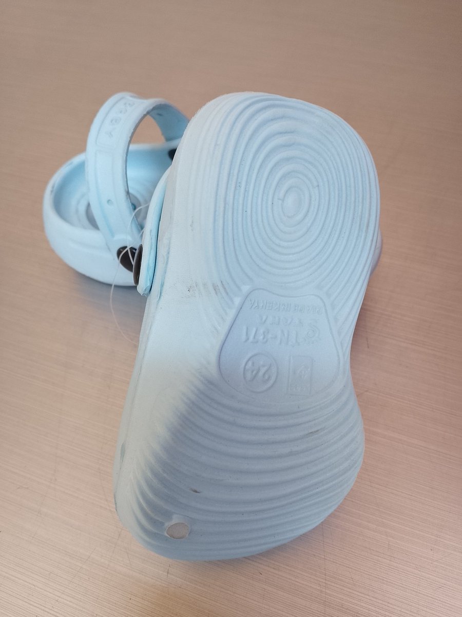 chamvigahsokoni's tweet image. Let your little ones step out in style with this fun, durable, and easy-to-clean Kids’ Crocs — perfect for every playful adventure.
Size 24, KSh. 250
🛒Grab a pair today.
#kidscrocs #happyfeet #comfortineverystep