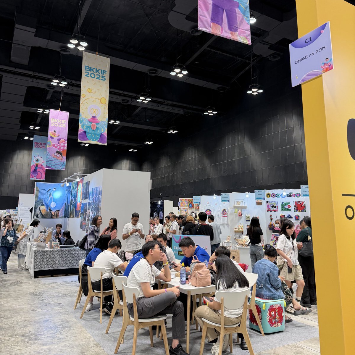ลิโด้เก็บภาพบรรยากาศงาน #BKKIF2025 รอบพิเศษในช่วงเช้า มาฝากกกก ปีนี้ศิลปินแน่น พร้อมปล่อยของเพียบ!!! 🎨
.
Bangkok Illustration Fair 2025 จัดขึ้นระหว่างวันที่ 23-26 ตุลาคม 2568 ที่ centralwOrld PULSE, ชั้น 7 ศูนย์การค้าเซ็นทรัลเวิลด์ เวลา 11.00-20.00 น. (วันแรกประตูเปิด 14.00 น.)