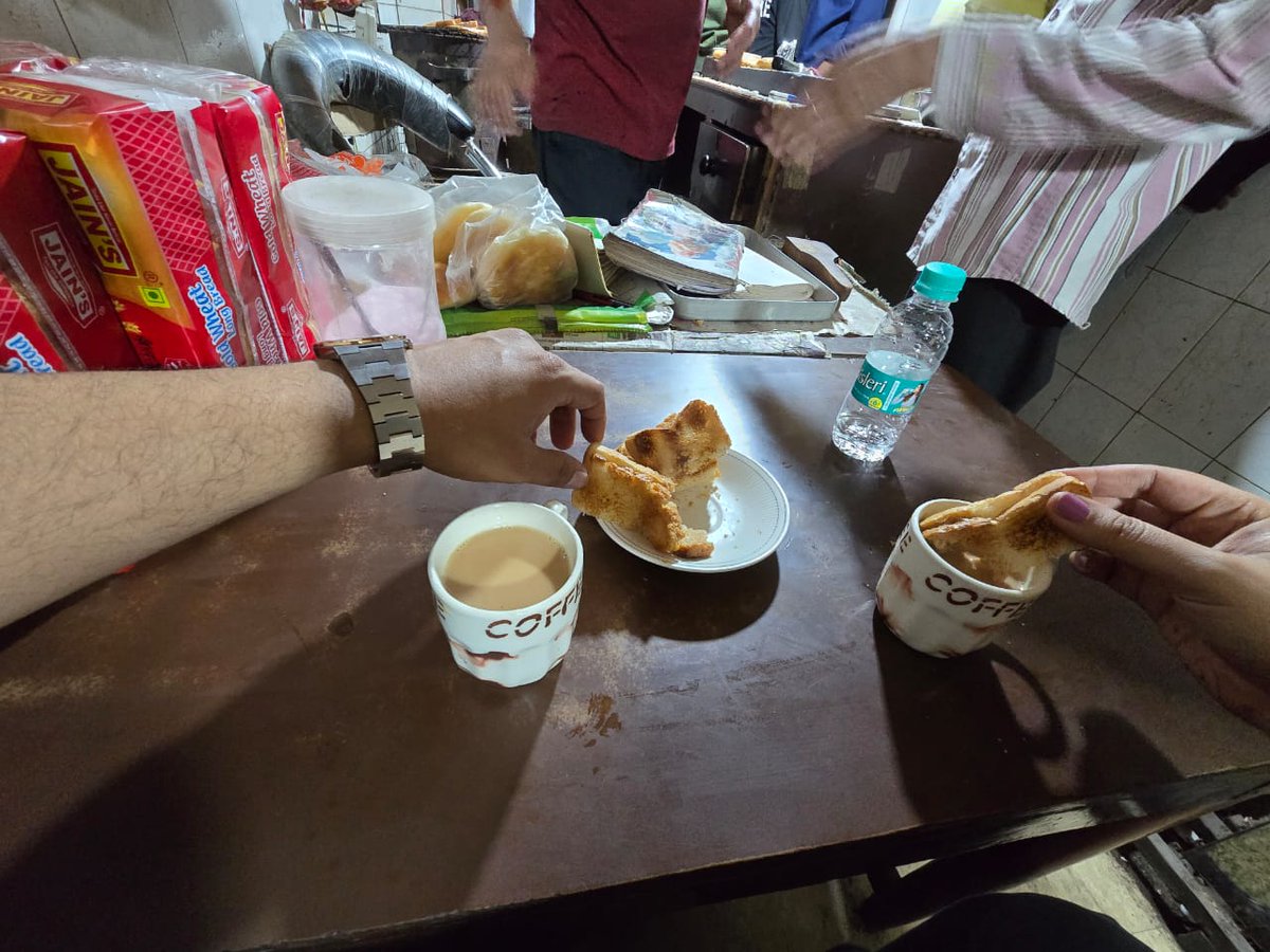 ajaysharmajkas's tweet photo. Back to where time slows down — bread, butter, and endless chai talk.
#JammuKashmir #Moolaraj #RaghunathBazar #TeaStall https://t.co/t6mwYKeff1