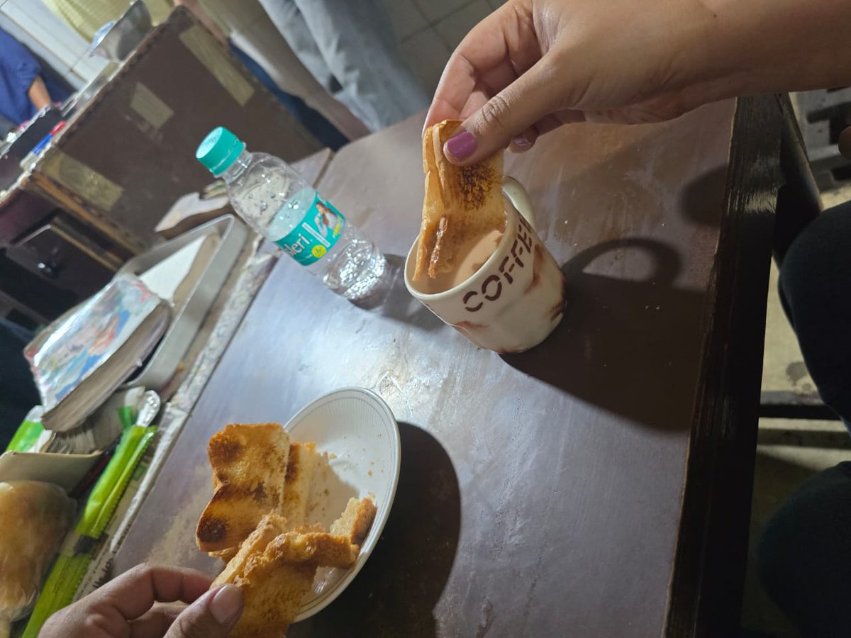 ajaysharmajkas's tweet photo. Back to where time slows down — bread, butter, and endless chai talk.
#JammuKashmir #Moolaraj #RaghunathBazar #TeaStall https://t.co/t6mwYKeff1