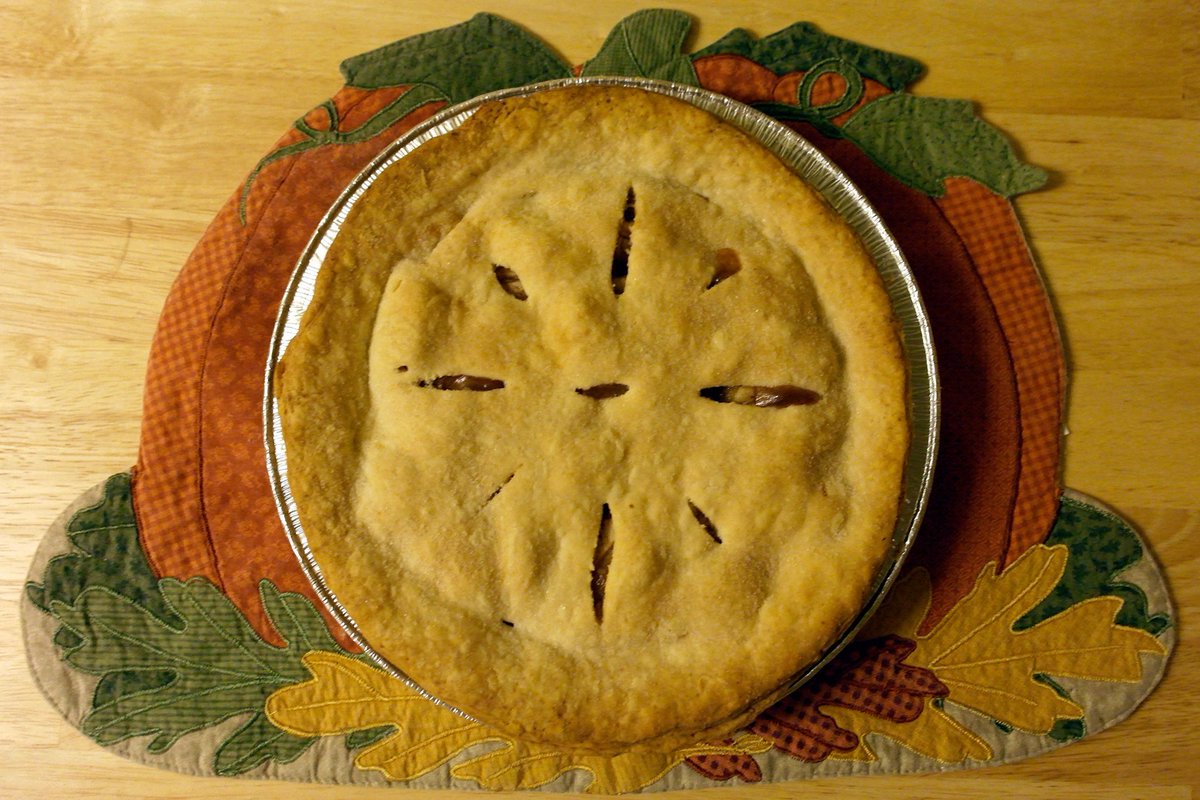 Emily_Art's tweet image. The first apple pie I ever baked 9 years ago versus today (one has some blueberries too)
