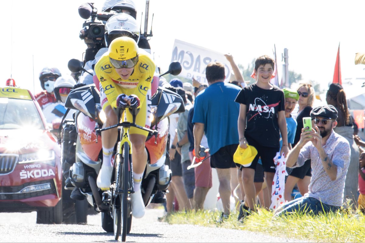 In just a few hours, the route of the 2026 Tour de France and Tour de France Femmes avec Zwift will be officially unveiled in Paris. So for this Throwback Thursday, what better excuse than to dust off some memories from past Tours?

 open.substack.com/pub/stijnbaste…