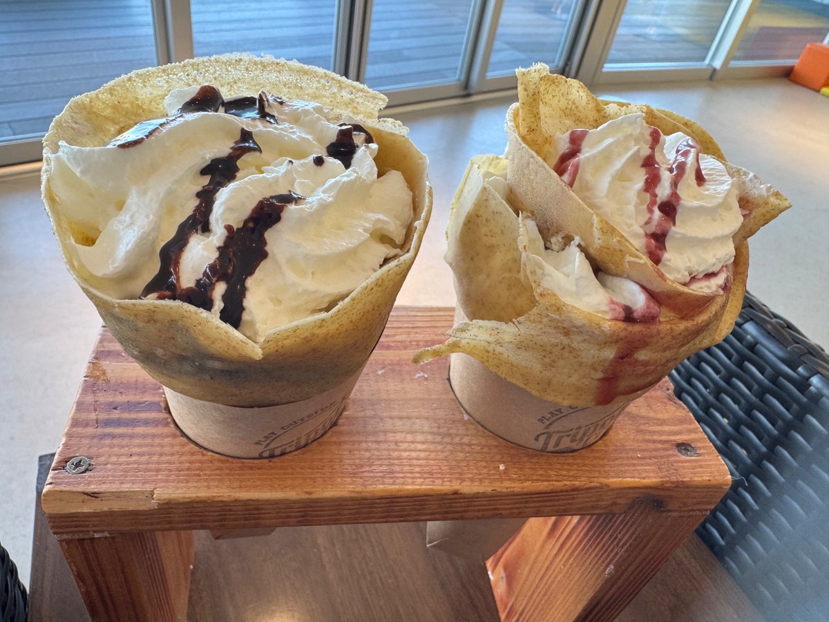 NorichyoX's tweet photo. この『クレープ』の為に😁お昼は『創作オムライス』👉🍙に変更😅

『チョコ🍫』『ベリー🫐』2種類の『美味しいクレープ』を👩‍🍳🧑‍🍳職場体験中の2名の学生さんが作って下さいました🤗

『ふんわり』生クリーム &amp;『もっちり』生地が本当に美味しかったです😊ご馳走様でした🤭 #Tripot cafe BAKE stand Hotei https://t.co/g44TWeN6Ol