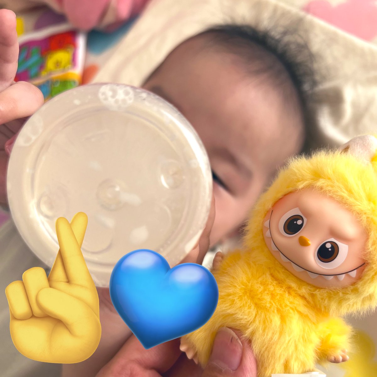 rrr___0329's tweet photo. あーたんのプレゼント企画で初ラブブ😈🫶🏻
息子👶🏻に似合う黄色なのと普段呼ぶ時に
ぴーちゃんって呼んでるからぴったりすぎて😂💓
あーたん、ありがとでした🫶🏻❤️‍🔥

セルフ飲みできるようになってきてて
顔隠しまでしてくれてママ助かる😂笑 https://t.co/svymASx1vQ