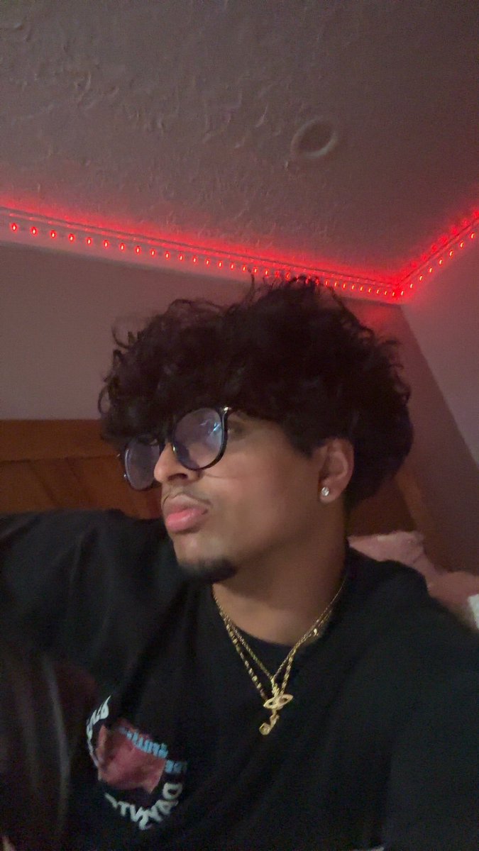 DEMONMODELEMON's tweet image. &amp;gt;.&amp;lt;