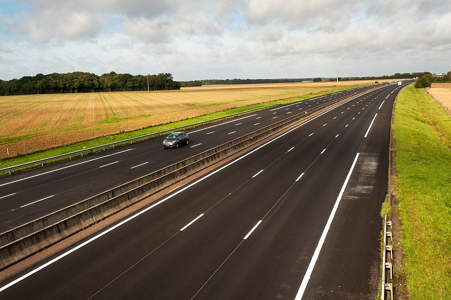 BulkDistributor's tweet image. On the A10 #motorway, around 40 kilometers southwest of Paris, a consortium led by #VINCI Autoroutes in collaboration with #Electreon, VINCI Construction, Gustave Eiffel University, and #Hutchinson, has launched the Charge as you drive project.
bulk-distributor.com/2025/10/worlds…
#bulk