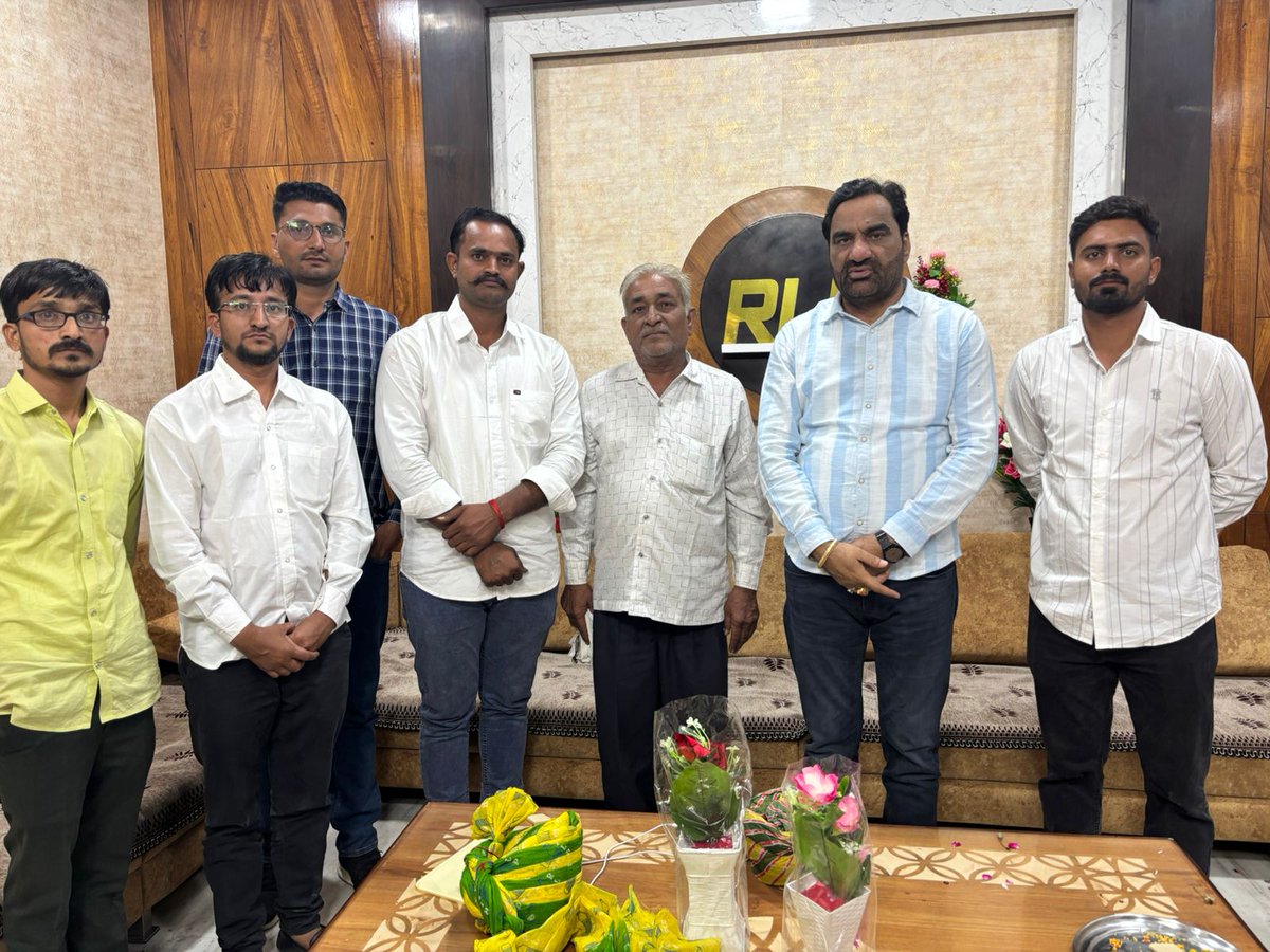 hanumanbeniwal's tweet image. महाराष्ट्र के अमरावती में नागौर जिले के डेगाना क्षेत्र के ईड़वा के युवक अनिल प्रजापत 26 अगस्त से लापता है,अनिल के परिजनों ने पूर्व में भी मुझसे मुलाकात की और कल भी नागौर आवास पर मुलाकात करके लापता अनिल की तलाश हेतु उच्च स्तरीय जांच करवाने को कहा,मैने फिर से महाराष्ट्र सरकार व…