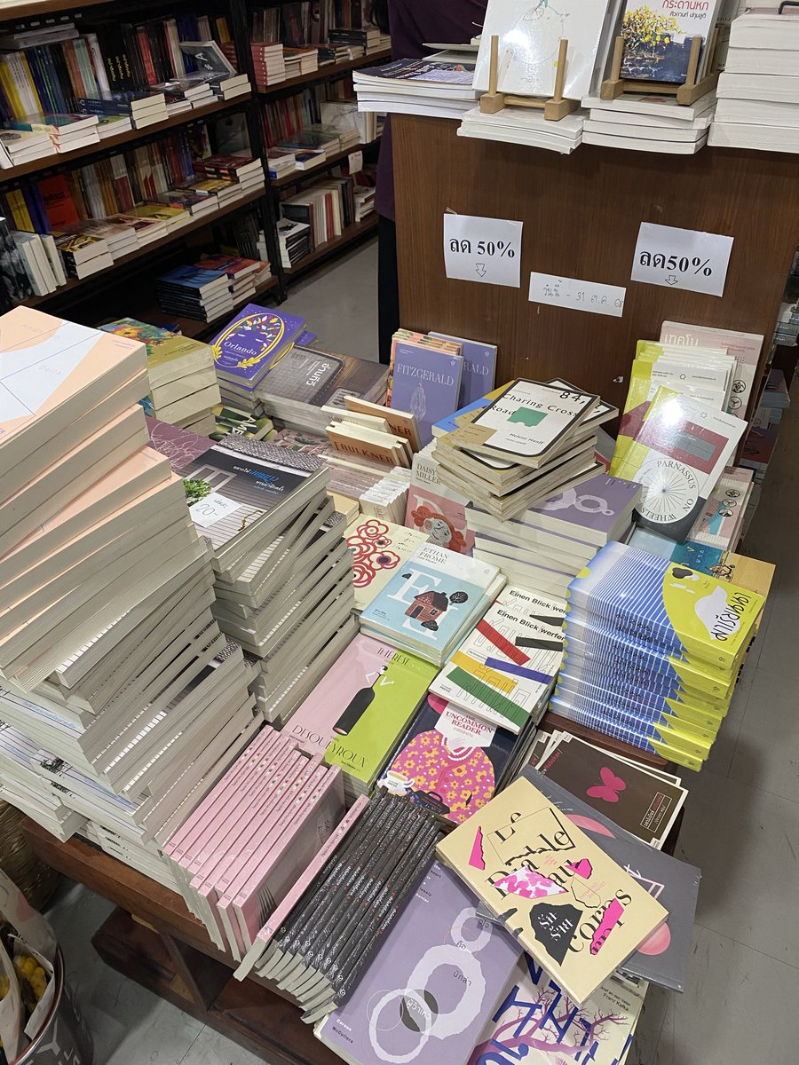 TheAnness's tweet image. แวะมาส่องร้าน bookmoby ชี้พิกัดใครที่ตามหาเล่มเดนดาวฯ นะคะ มีหลายเล่มเลย และก็มีมุมหนังสือลดราคาอีกมากมายหลายเล่ม เผื่อใครมาแถวหอศิลป์กับสยามค่ะ