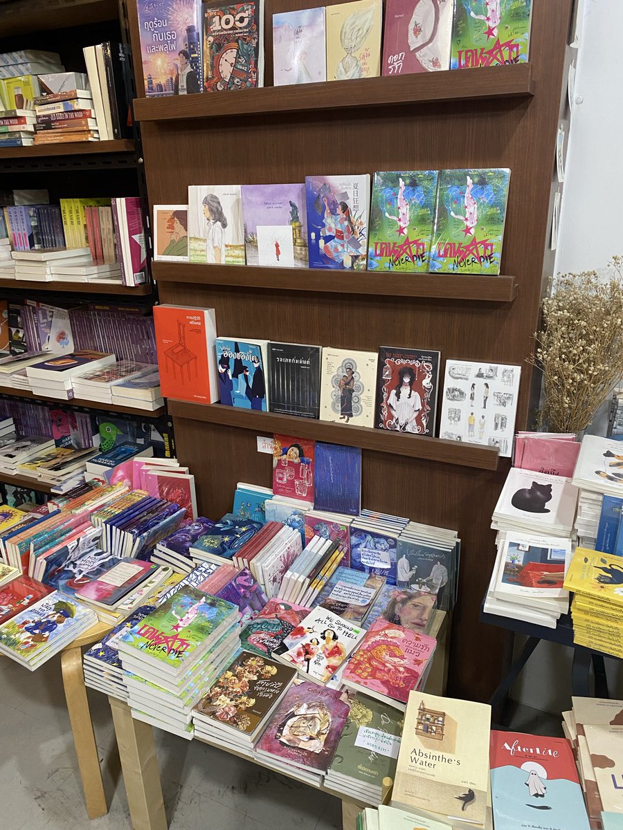TheAnness's tweet image. แวะมาส่องร้าน bookmoby ชี้พิกัดใครที่ตามหาเล่มเดนดาวฯ นะคะ มีหลายเล่มเลย และก็มีมุมหนังสือลดราคาอีกมากมายหลายเล่ม เผื่อใครมาแถวหอศิลป์กับสยามค่ะ