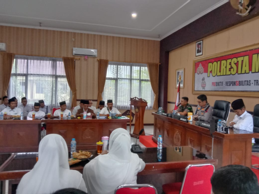 Ribuan warga Magelang dalam Forum Santri Magelang hari ini menggelar aksi damai di gedung DPRD Kab Magelang dan Polresta Magelang untuk menyampaikan aspirasi berupa penegakan hukum terhadap salah satu media televisi nasional yang memframing Kyai dan Pesantren.
#jagakyaijaganegeri