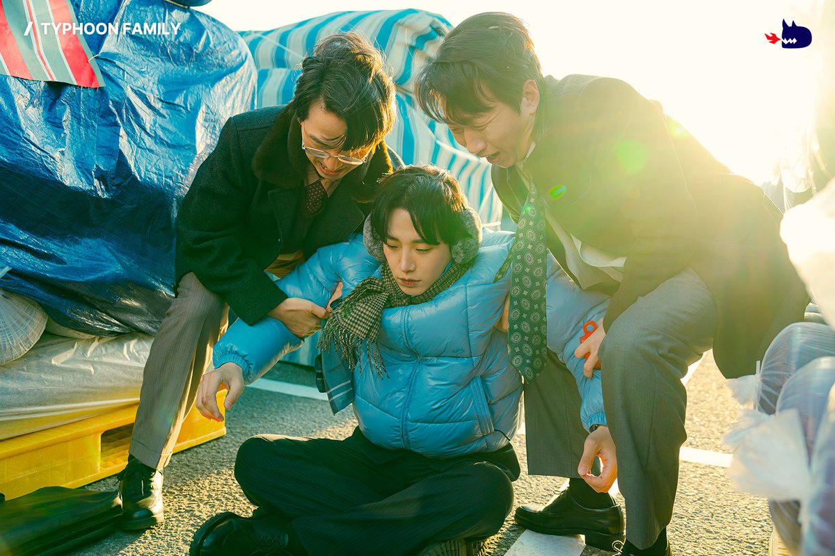 studiodragonKR's tweet photo. Kang Tae-poong, conquering office life like a storm 💨
#TyphoonFamily is streaming every weekend on #Netflix! https://t.co/EoLzNZMTL6