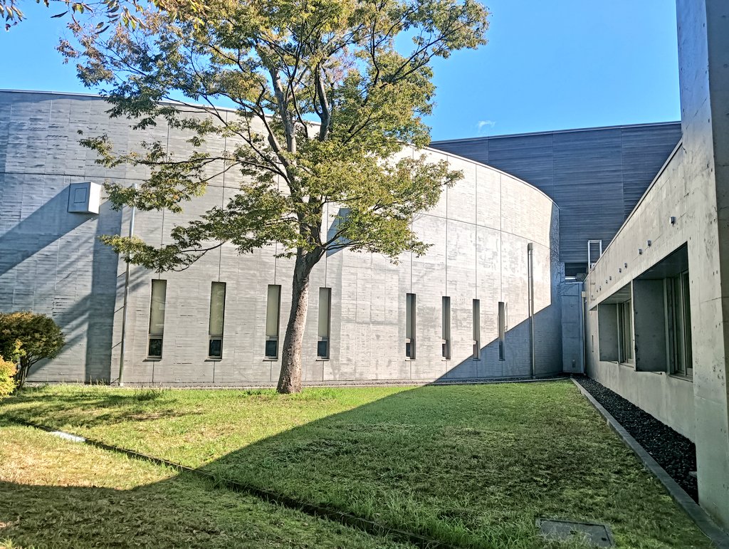 kankyo_U's tweet image. 美術館ぽい🖼️とよく言われる本学の情報メディアセンター（図書館）です。

#読書の秋 #芸術の秋