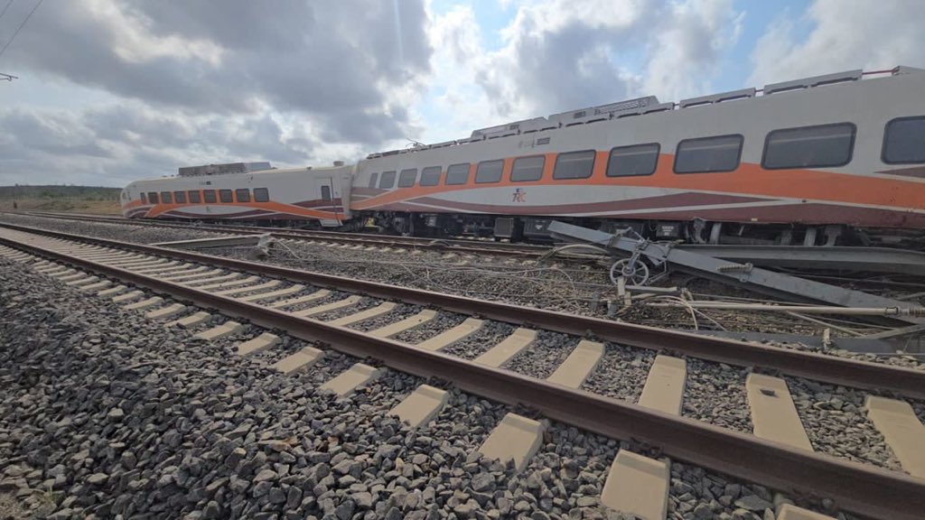 MariaSTsehai's tweet image. ‼️🚨TRENI YA MWENDOKASI YAPATA AJALI RUVU LEO‼️
Nashangaa hakuna taarifa iliyotolewa kuhusu ajali hii ila kwa kweli inatisha sana! 
Mungu atuepushe na haya majanga! 😓