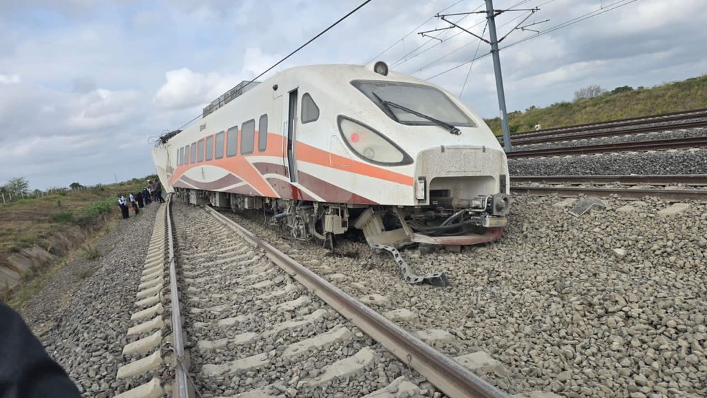 MariaSTsehai's tweet image. ‼️🚨TRENI YA MWENDOKASI YAPATA AJALI RUVU LEO‼️
Nashangaa hakuna taarifa iliyotolewa kuhusu ajali hii ila kwa kweli inatisha sana! 
Mungu atuepushe na haya majanga! 😓