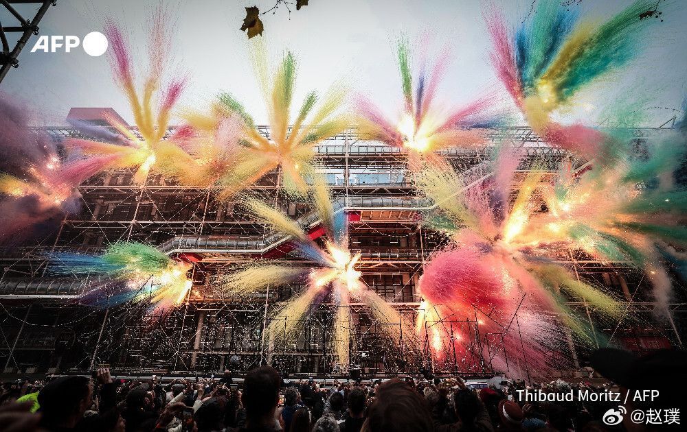 xian_shou67114's tweet photo. For its 5-year closure, the Centre Pompidou in Paris received a breathtaking daytime firework send-off from artist Cai Guo-Qiang. 🎆
#CaiGuoQiang #DaytimeFireworks #Paris https://t.co/Pk2IfjTRNz