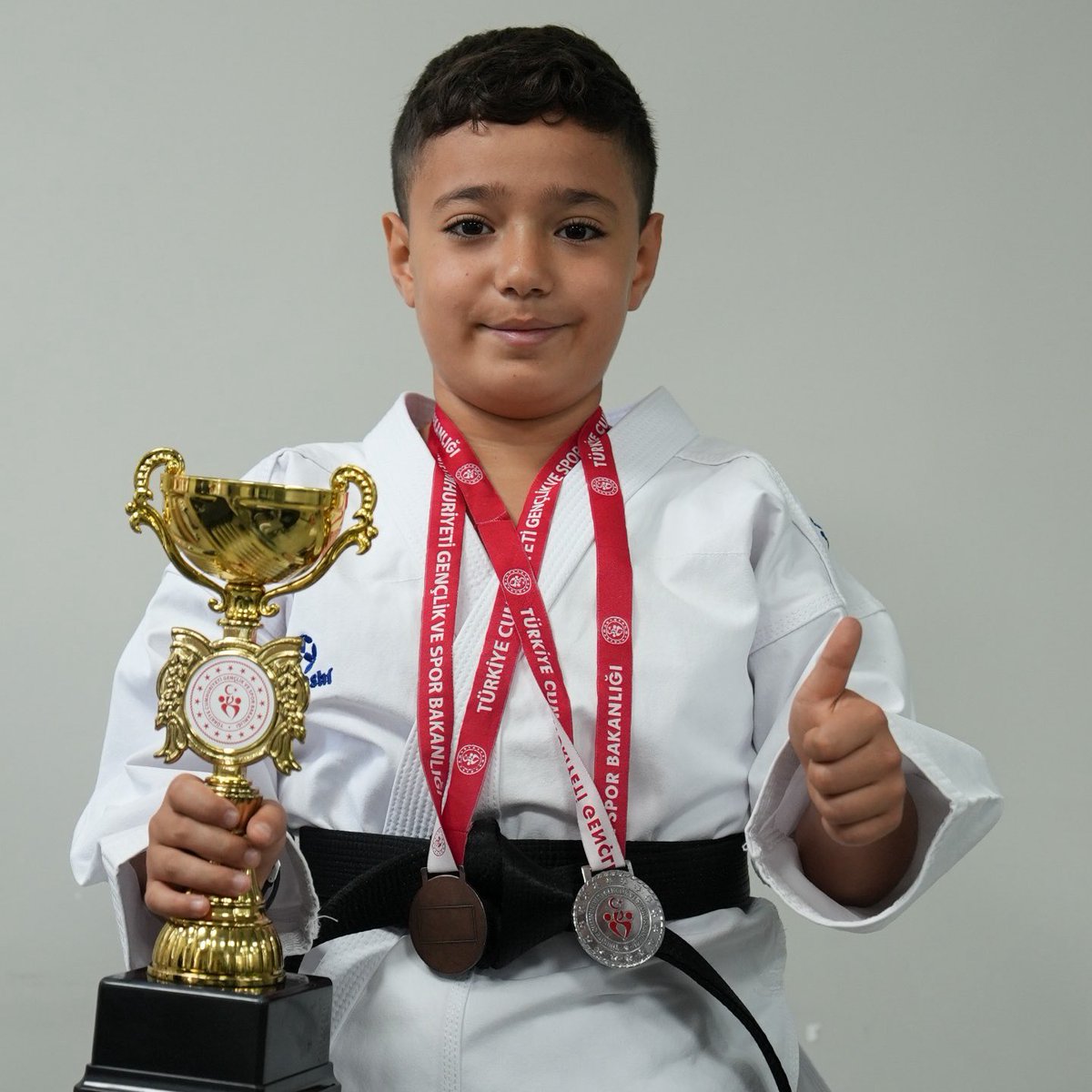 erdemligelecek's tweet photo. Rüzgar Bekir AKYÜZ
Kumite 1. liği🥇
Kata 3. lüğü🥉
Erkek Takım Kumite https://t.co/JvotYyy34Mği🏆

Mert TUNÇ
Kumite 3. lüğü🥉
Kata 3. lüğü🥉
Erkek Takım Kumite https://t.co/JvotYyy34Mği🏆

Muhammed Deniz AKYÜZ
Kumite 2. liği🥈
Kata 3. lüğü🥉
Erkek Takım Kumite https://t.co/JvotYyy34Mği🏆

Asaf Berke PAKSOY
Kumite 3. lüğü🥉
Erkek Takım Kumite https://t.co/JvotYyy34Mği🏆

Başarılarıyla bizleri gururlandıran öğrencilerimizi yürekten kutluyor, emeklerinin ve azimlerinin daim olmasını diliyoruz. 💫

#ErdemKoleji #Başarı #Tebrikler #İlkokul #Ortaokul #Lise #ErdemliGelecek #EğitimdeErdem #Gurur #ÖğrencilerimizleGururDuyuyoruz #BaşarıBizimle #AkademikBaşarı #ErdemAilesi 
@OrfiSONMEZ