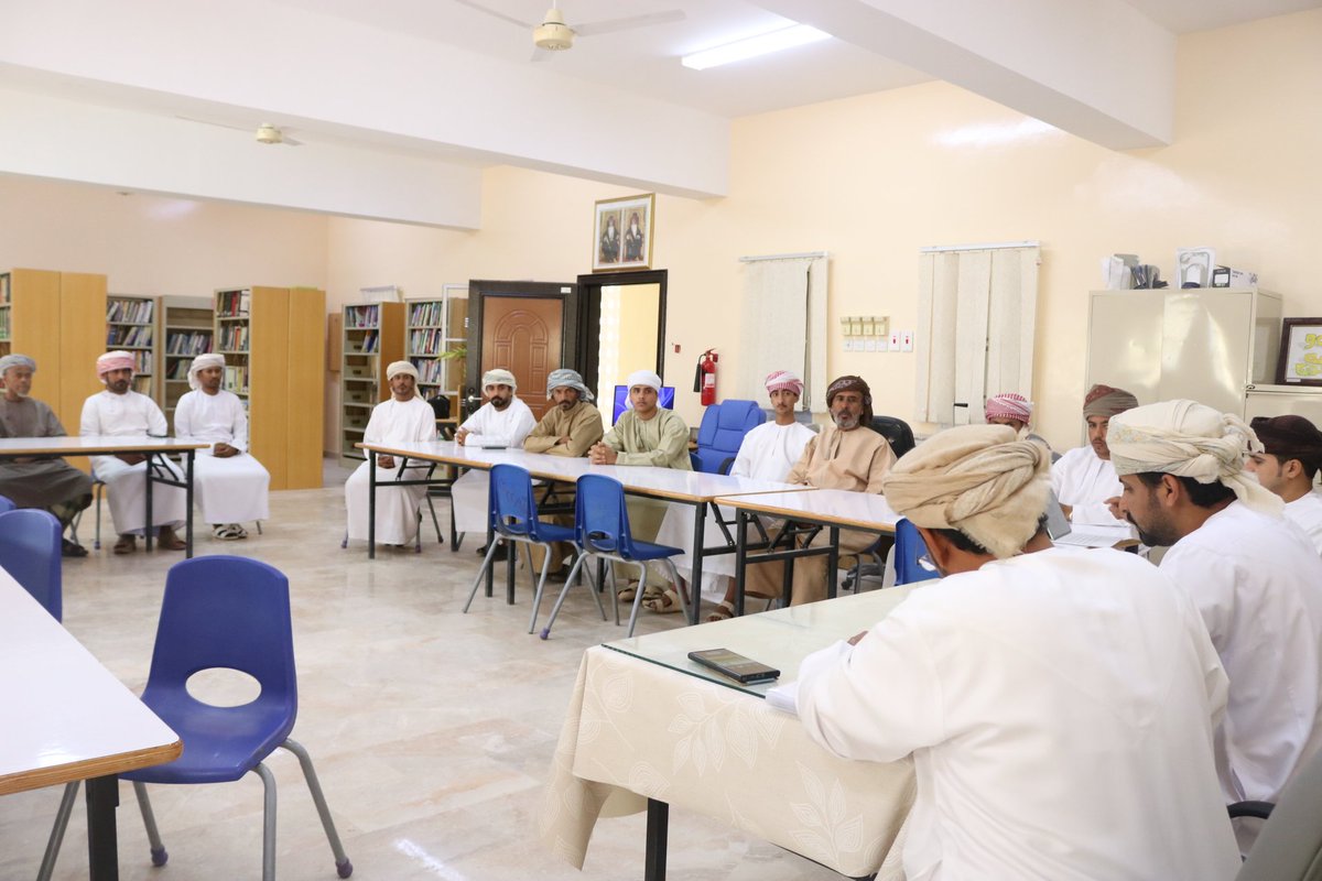 اجتمعت إدارة المدرسة مع مالكي الحافلات المدرسية لمناقشة ما ورد في التعميم  حول إرشادات الامن والسلامة بالحافلة وتركيب الزر وبرتوكول الامن والسلامة والتأكد على نزول جميع الطلبة بداية الدوام وترك النوافذ مفتوحة لضمان الأمان للجميع.