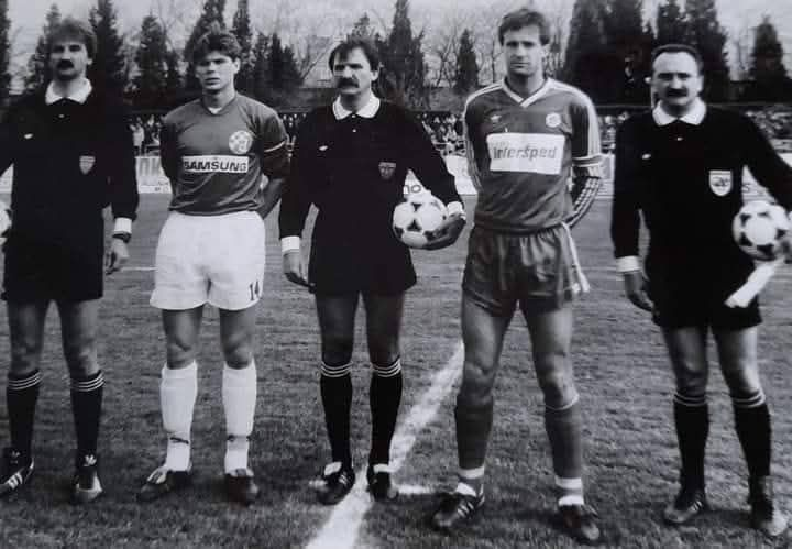 Salko_Bijedic's tweet photo. #Mostar 24.02. 1991. god.
#Velež - #Dinamo 1:2
Kapiteni Zvonimir #Boban i Meho #Kodro https://t.co/QSppqpgolo