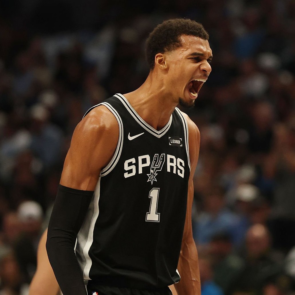 NBAdabad's tweet image. Assistir Victor Wembanyama já se tornou praticamente uma experiência espiritual.

A razão não explica.

A NBA claramente já tem seu rosto para os próximos 10, 15 anos. É o tipo de jogador que vai transcender a bolha e trazer pessoas pro esporte.

Aos 21 anos de idade, nada do que…