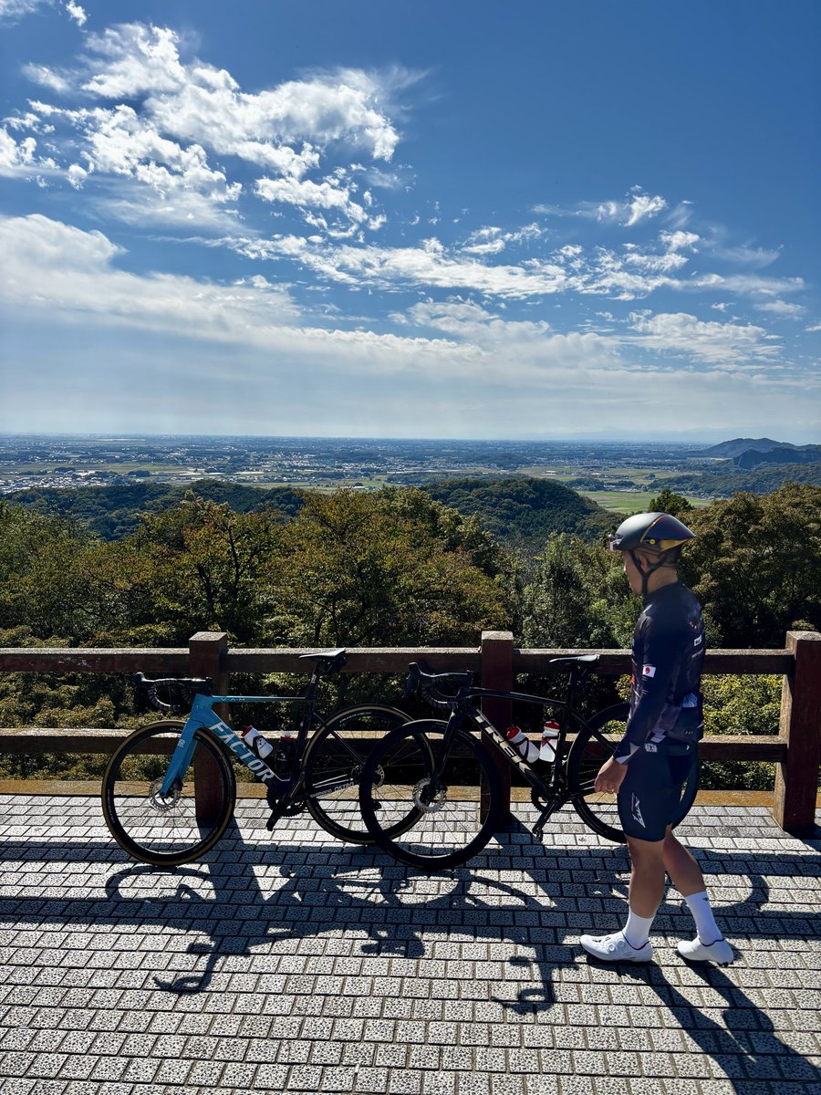 育休中のヒカルと大平山の謙信平へ🙏

おそらくここに来るのは冬以来。
近頃は急激に涼しくなって、今日もレッグ、アーム、ネック、ベスト、シューズカバーで行きました。

長い夏が終わりホッとしている自分です😭