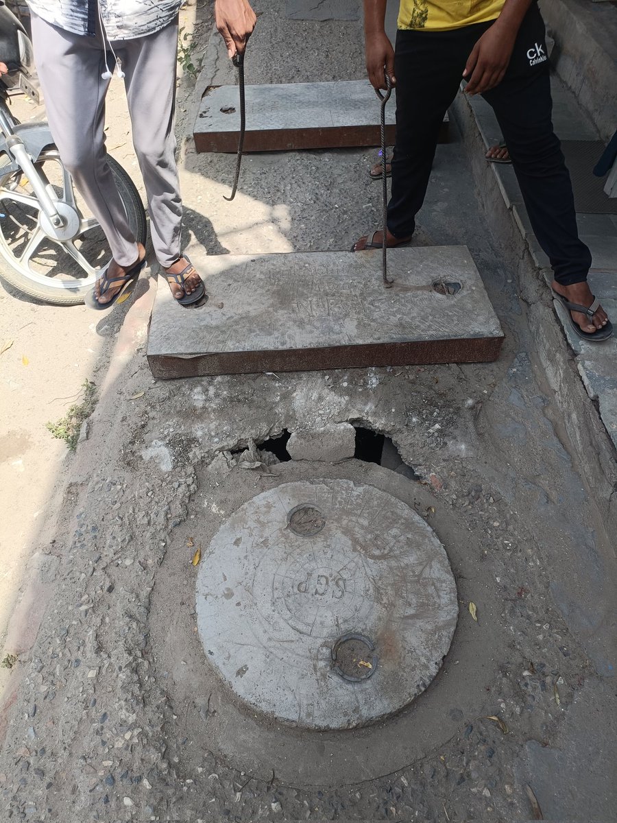 Sumit43796483's tweet photo. @AV25111984 @kgahlot @DelhiPwd @CPCB_OFFICIAL @DPCC_Pollution @BJP4Delhi @narendramodi @narendert676 @AmitShah @JPNadda Auchandi road bawana Delhi -110039 near post office gali , 
पुरा नाला टूटा पडा है 1 साल से  शिकायत करा रे लेकिन हर बार नया शिकायत संख्या  दीया जाता  है पर कोई कार्रवाई नही हुई आज तक | https://t.co/yhAEiFkITi