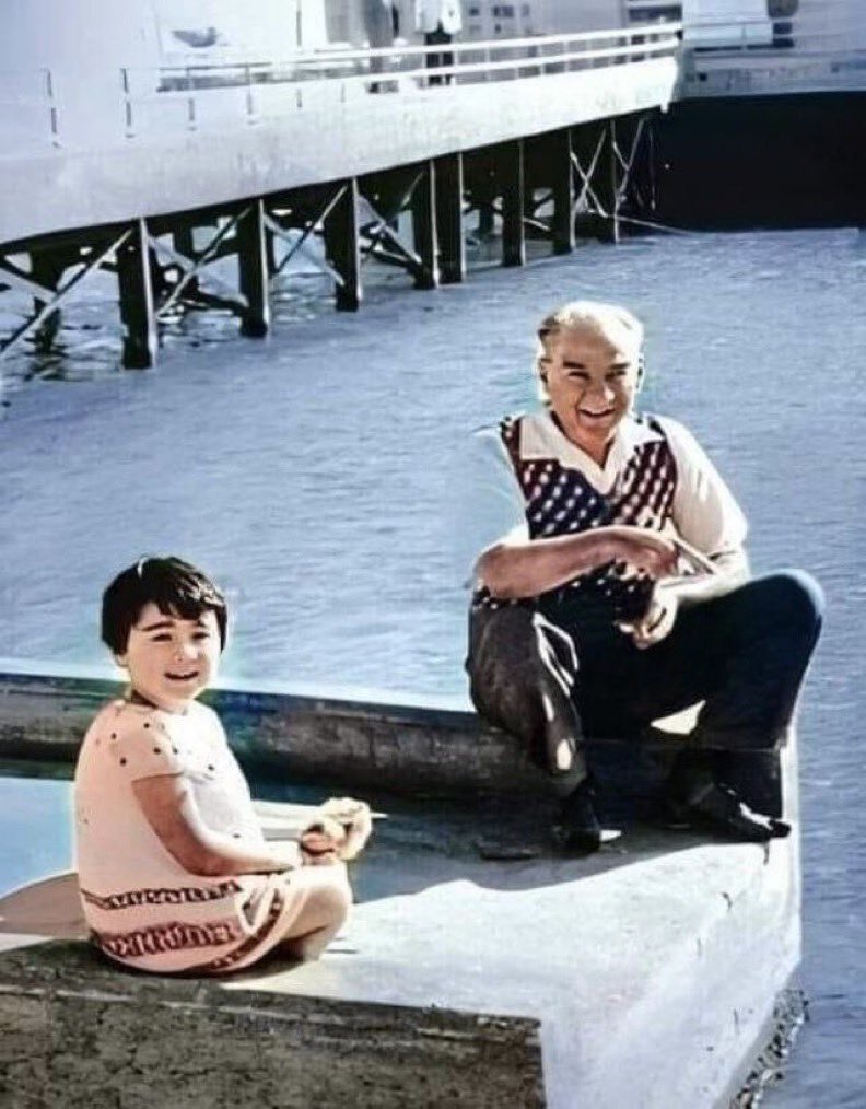 O bir lider, O bir baba, O bir öğretmen, O bir başkomutan.