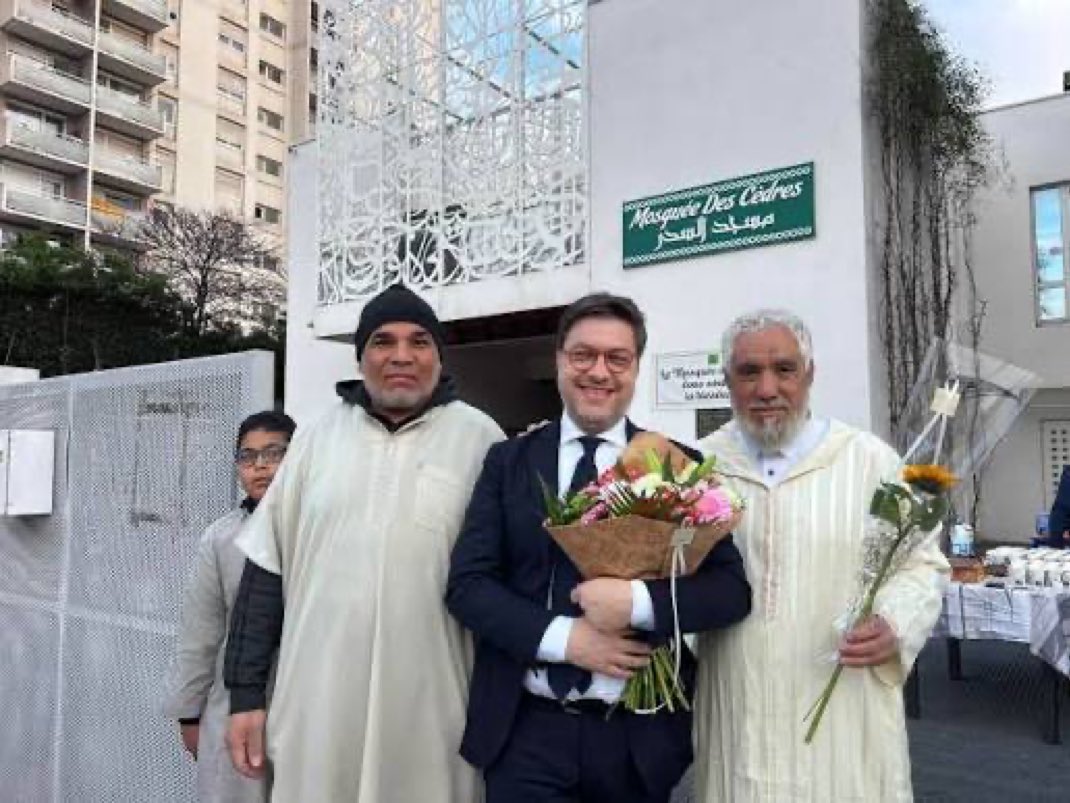 Bonjour <a href="/BenoitPayan/">Benoît Payan</a> vous en avez pas marre d’être une serpillère ? Vous reste-t-il encore de la dignité ? 

Oui à la laïcité quand ça peut servir vos ambitions électorales ? 

La gauche misérable et asservie …