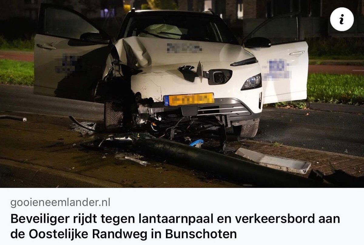 Beveiliger rijdt met dienstauto tegen lantaarnpaal en verkeersbord in Bunschoten