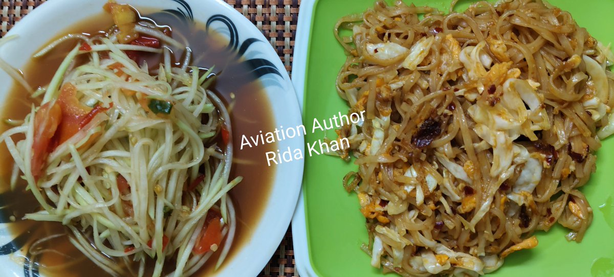 Thai #food tym .. made by my brother's wife.. egg pad thai with spicy papaya salad.. too yummy 😋.
#thaifood #cooking #foodie