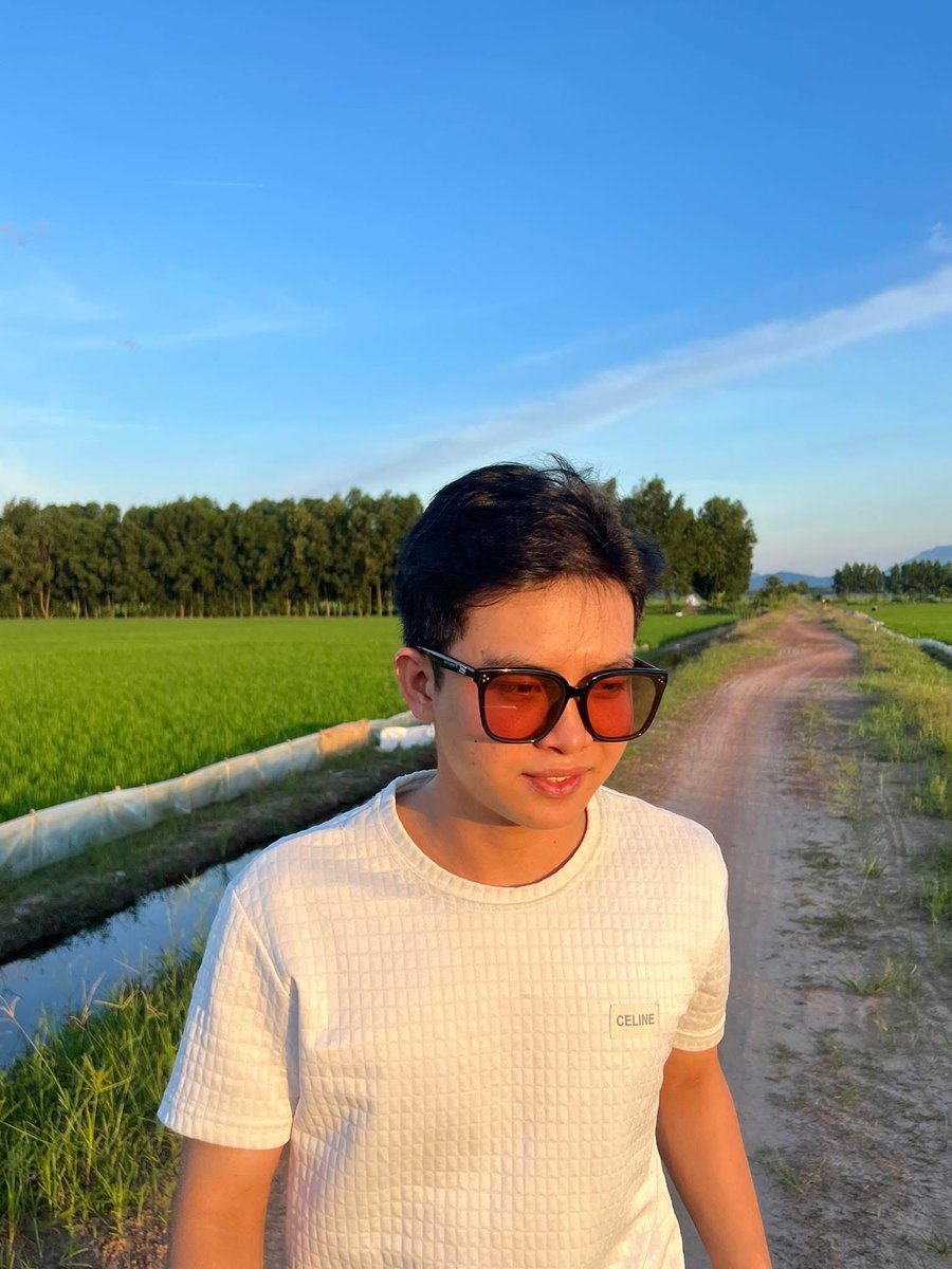 Ai cũng có ít nhất một lý do để khiến mình hạnh phúc. 🌿

Mình sinh ra ở Bình Thuận. Một vùng quê yên bình đầy nắng, nơi mỗi sáng thức dậy chỉ nghe thấy tiếng gà gáy, tiếng ngỗng kêu. Tiếng gió ngoài đồng thơm nồng mùi rạ sau mùa gặt.

Tuổi thơ là những