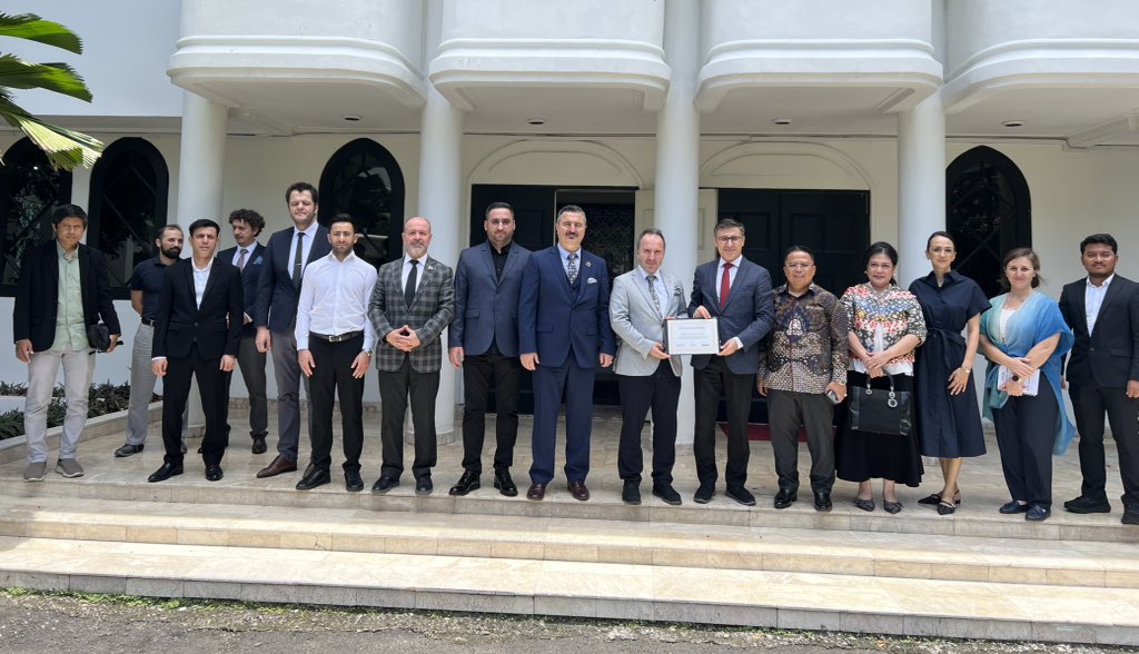 Sayın <a href="/_selimsar_/">Selim Sar</a> Başkanlığındaki Müsiad Genel Merkez ve Müsiad Endonezya heyetlerini ağırlamaktan memnuniyet duydum. İkili ticaret ilişkilerimizin artmasına yönelik katkılarından dolayı teşekkür ediyorum.
<a href="/MUSIAD/">MÜSİAD</a> <a href="/KHalitKaym72/">K Halit Kaymak</a>