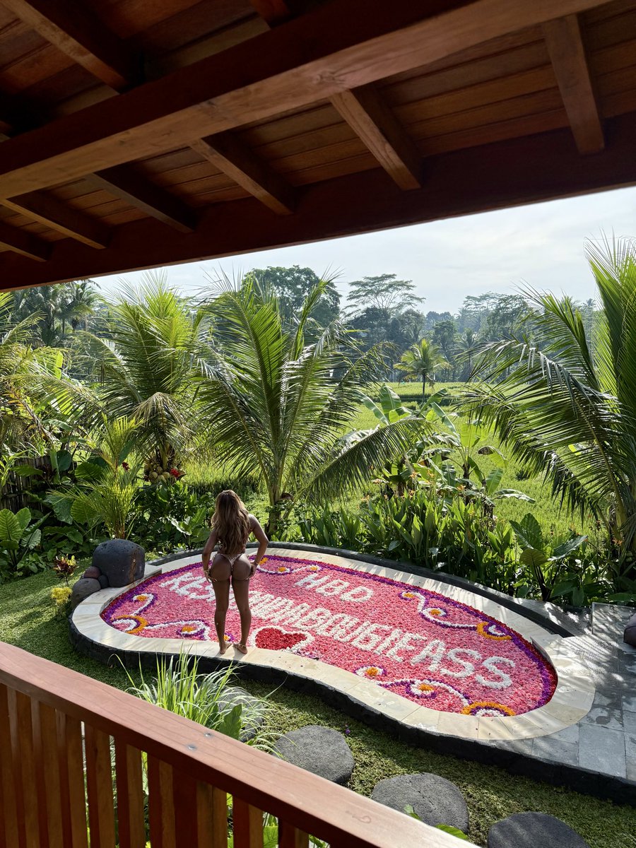 KeshondaBougie's tweet photo. I wanna know how you’ll look on the shelf 🧐… Imma put you up bae 💋🥰 #Bali #Birthdaygirl #Flowerpool #1017 #OVO https://t.co/qDSAyIj4kr