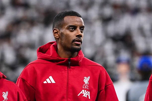 Mercado_Ingles's tweet image. Alexander Isak revela que ninguno de sus ex compañeros del Newcastle, ni siquiera Eddie Howe le han vuelto a dirigir la palabra desde que abandonó el club en este verano. [Sky]