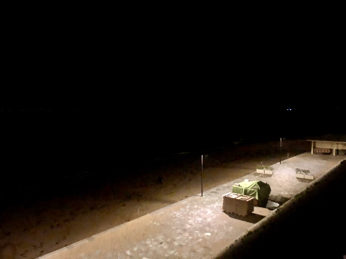 "#SaintMalo, la plage de Bon Secours - de nuit - telle que vous ne l'aviez encore jamais vue avec son emblématique plongeoir dominant sa piscine naturelle".
Encore une photo refusée par l'Office du Tourisme local.
#jeudiphoto