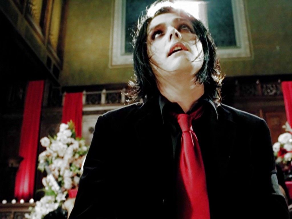 gerard way hourly tweet media