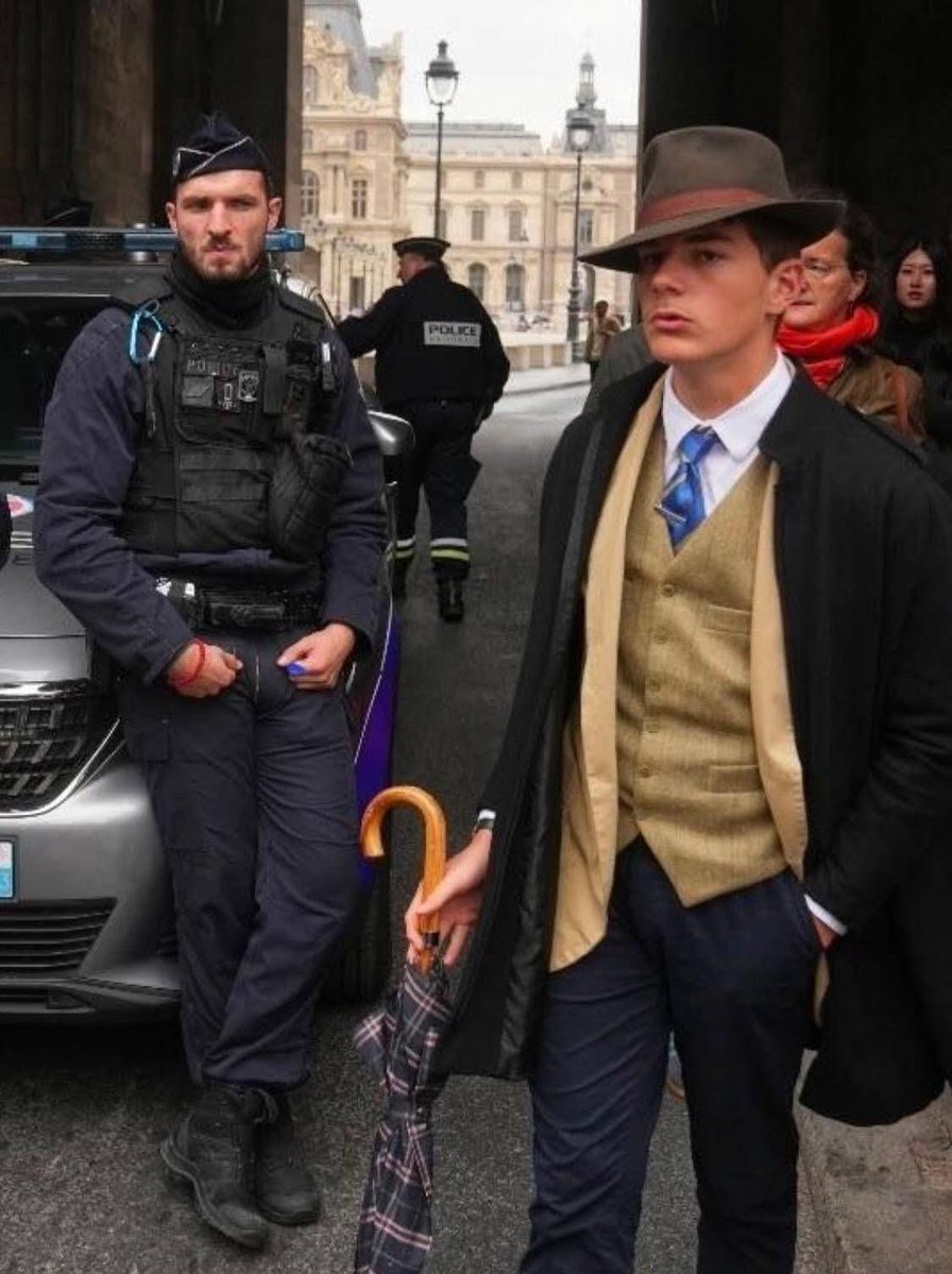 TheProjectUnity's tweet image. The French Detective on scene for the recent jewellery heist at The Louvre in Paris is the most detective looking detective I have ever detected.