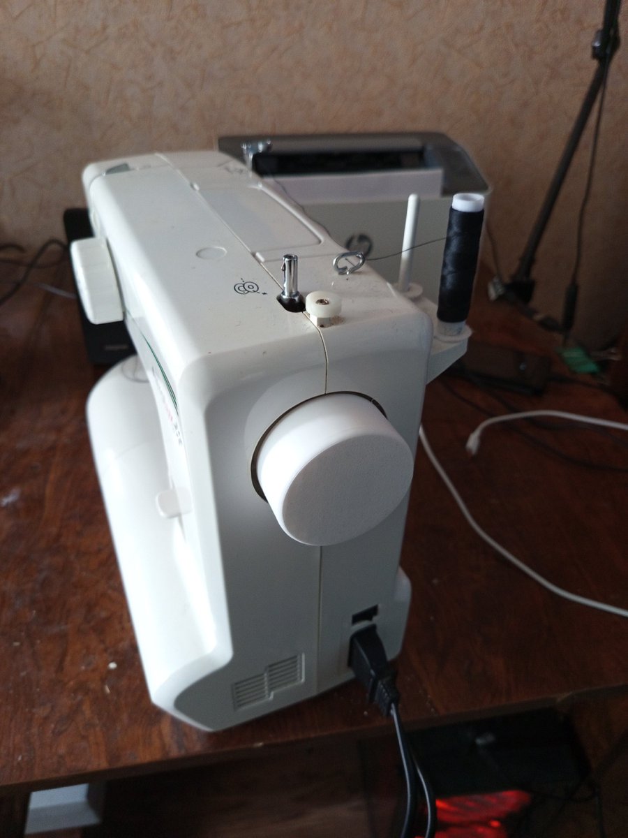 Flexing with my #3dprinting skills. 

Here is my self-printed sewing machine handle. It was a long-time pain that is now gone)

~~~
#blender #3d #3dmodeling #3dprint #detail