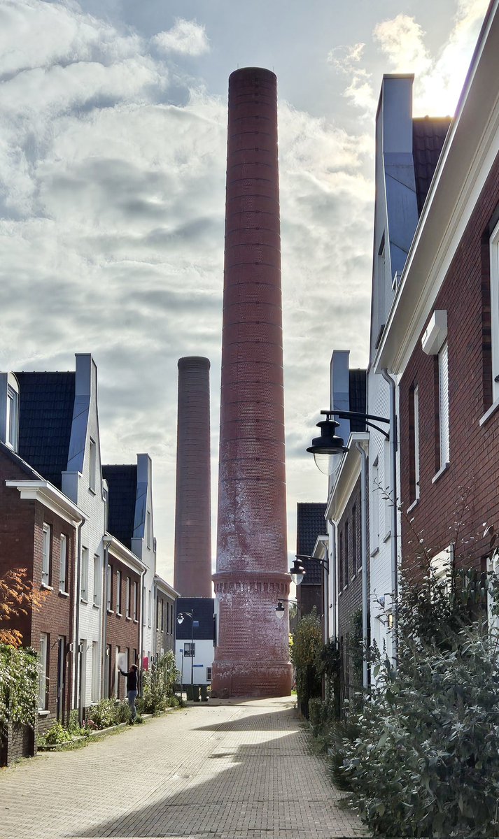 NandaSluijsmans's tweet image. De #schoorstenen van de voormalige kunstzijdefabriek in #Ede ingepast in de nieuwe buurt...spectaculair!🤩