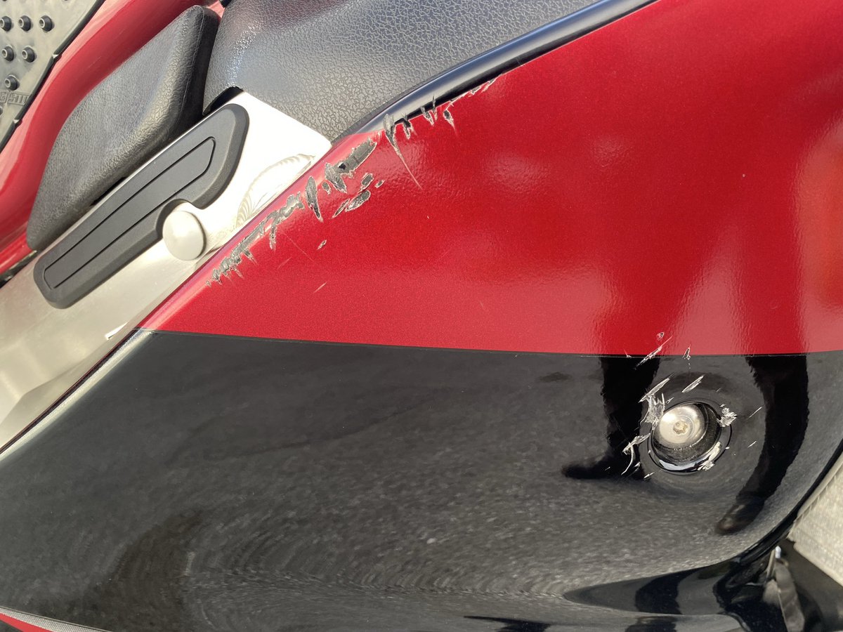 RyukyuRider's tweet image. 先日、隼で立ちゴケしましてね…
カウルに傷がついてしまいました。

カメラで撮影してたのならモトブログ的にもいい画が撮れたと思うのですが、残念ながらそんなこともなく、ただただカウルの傷と心の傷だけが残ってしまいました。

予備のカウルは持ってるのですが、自分への戒めとしてこのままにし