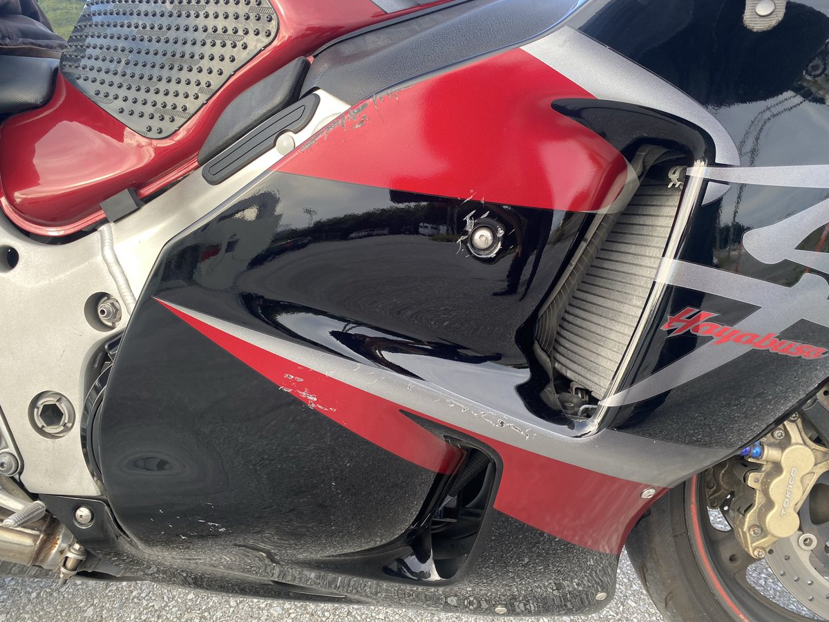 RyukyuRider's tweet image. 先日、隼で立ちゴケしましてね…
カウルに傷がついてしまいました。

カメラで撮影してたのならモトブログ的にもいい画が撮れたと思うのですが、残念ながらそんなこともなく、ただただカウルの傷と心の傷だけが残ってしまいました。

予備のカウルは持ってるのですが、自分への戒めとしてこのままにし