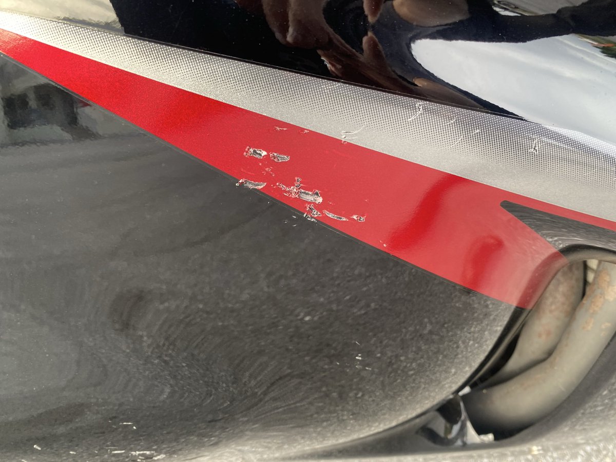 RyukyuRider's tweet image. 先日、隼で立ちゴケしましてね…
カウルに傷がついてしまいました。

カメラで撮影してたのならモトブログ的にもいい画が撮れたと思うのですが、残念ながらそんなこともなく、ただただカウルの傷と心の傷だけが残ってしまいました。

予備のカウルは持ってるのですが、自分への戒めとしてこのままにし