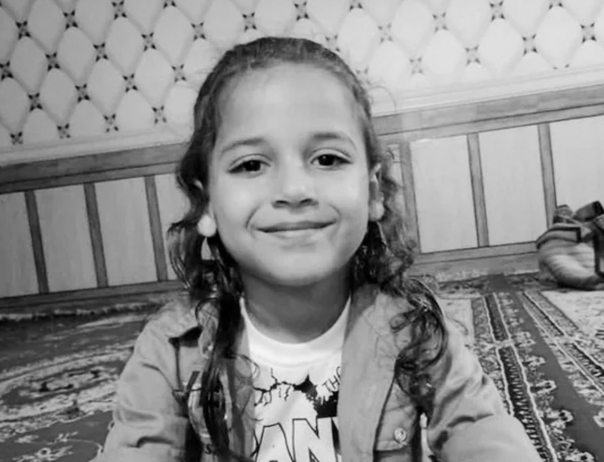 از جنایات جمهوری اسلامی:

ذوالفقار شرفی کودک شش‌ساله و خواهرش تهانی از هویزه خوزستان به دلیل مشکوک شدن نیروهای انتظامی به ماشین پدرشان در یک ایست و بازرسی به رگبار بسته شدند. 

این نیروها پس از یافتن دو کودک مجروح فرار کردند و ذوالفقار بدلیل تاخیر در رسیدگی پزشکی فوت شد..